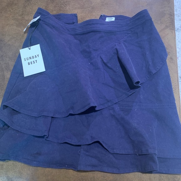 Aritzia Skirt - Picture 1 of 6